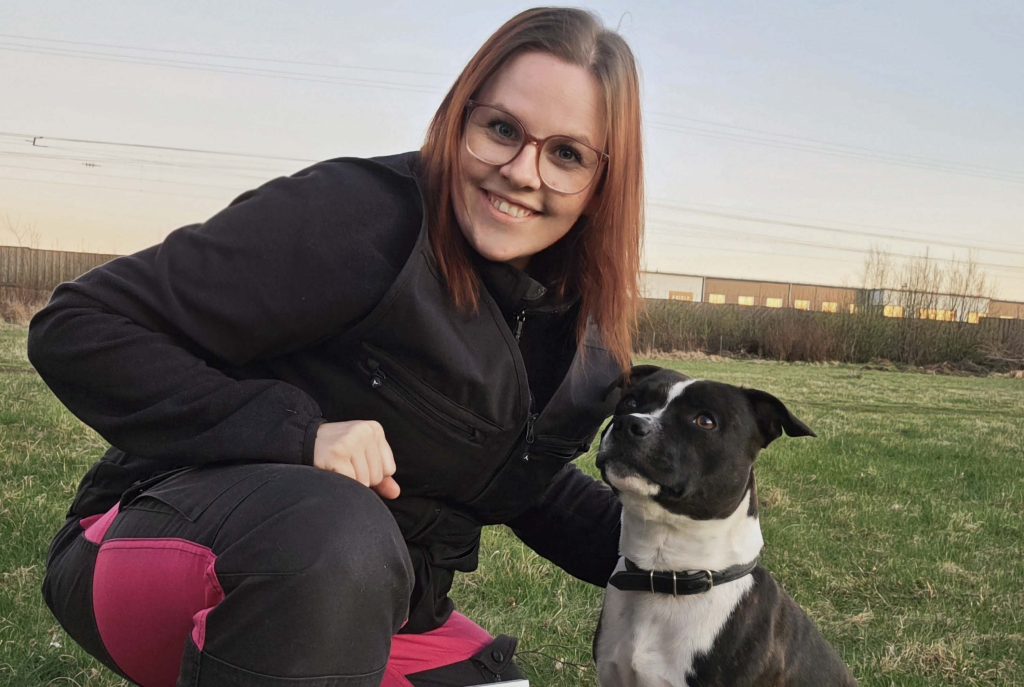 Hunden Dio besöker elever som hamnat i skolfrånvaro